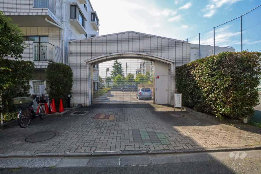 駐車場の出入り口（リングシャッター付き）・敷地内駐車場（屋外平面式）