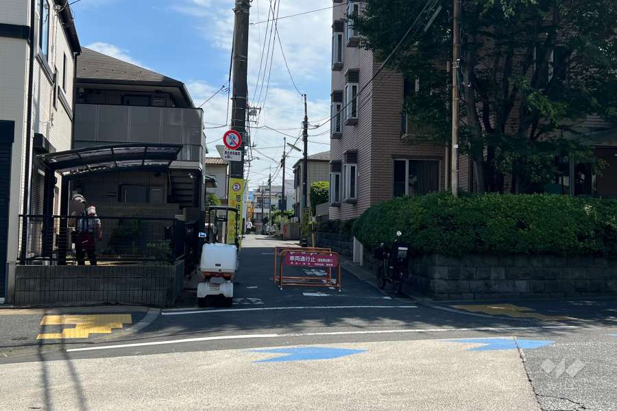 敷地の東側前面道路(北東側から)