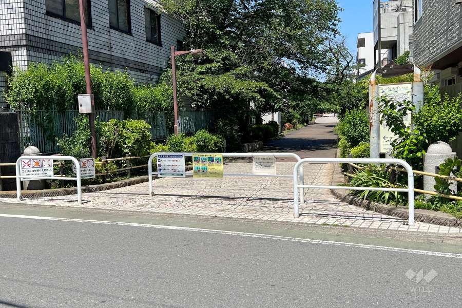 敷地北東側に隣接する緑道