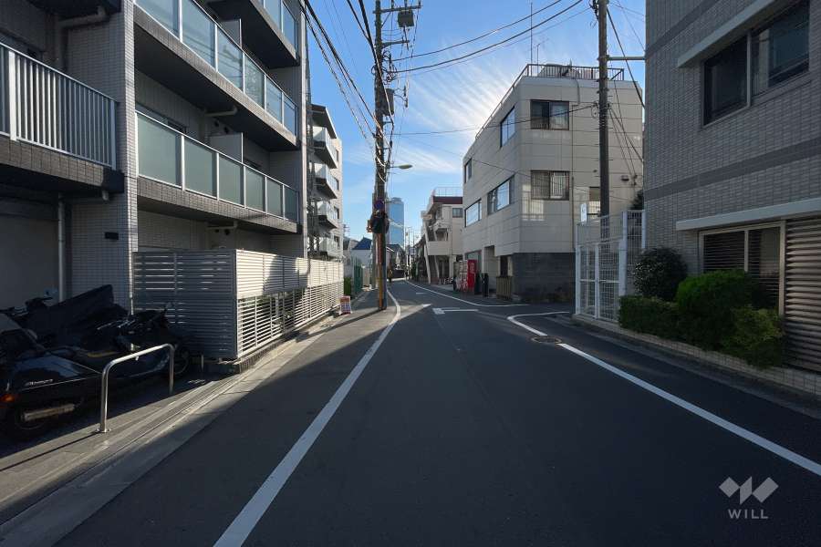 敷地南側の前面道路（西側の前面道路）