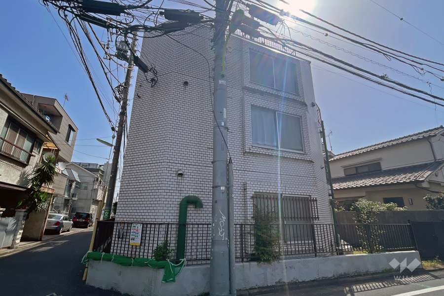 スカイコート明大前の外観（北西側から）