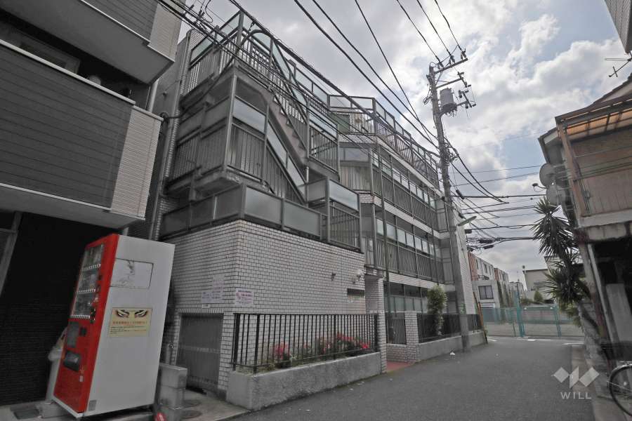 スカイコート明大前の外観（北東側から）