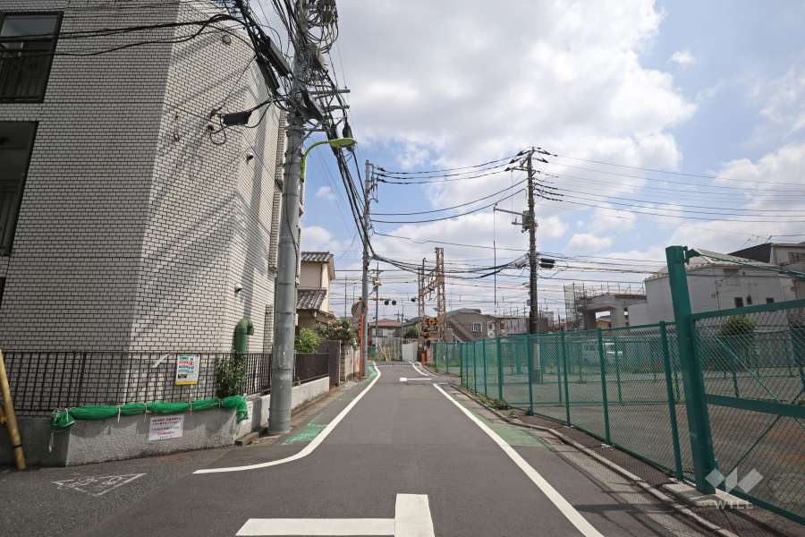 敷地西側の前面道路
