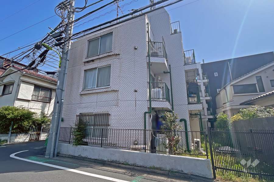 スカイコート明大前の外観（南西側から）