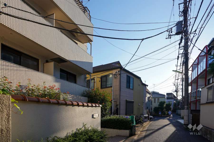 敷地北側の前面道路（東側から）