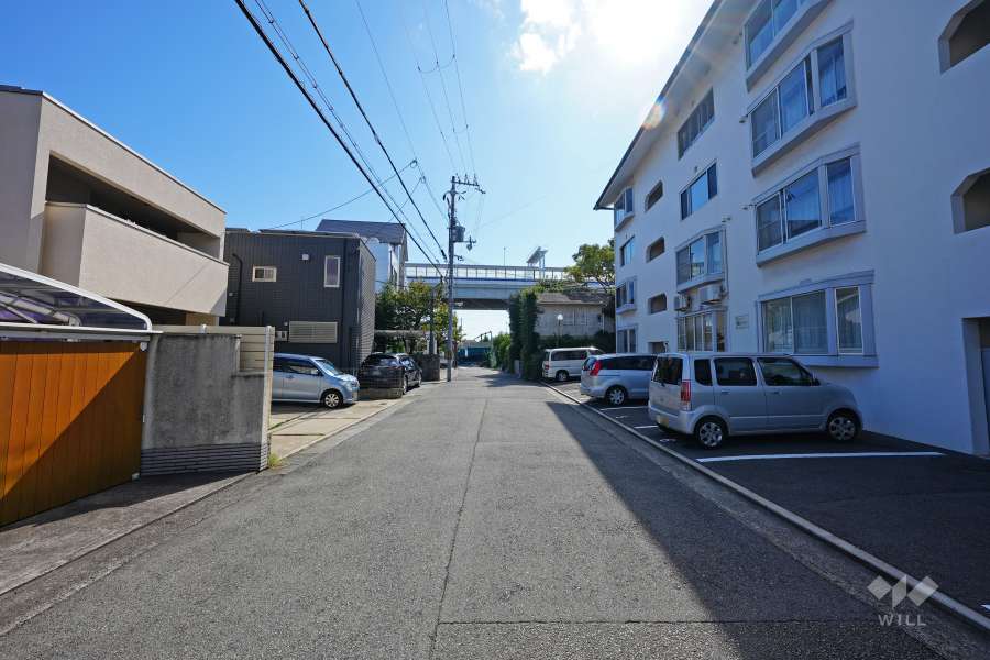 敷地西側の前面道路（南側から）