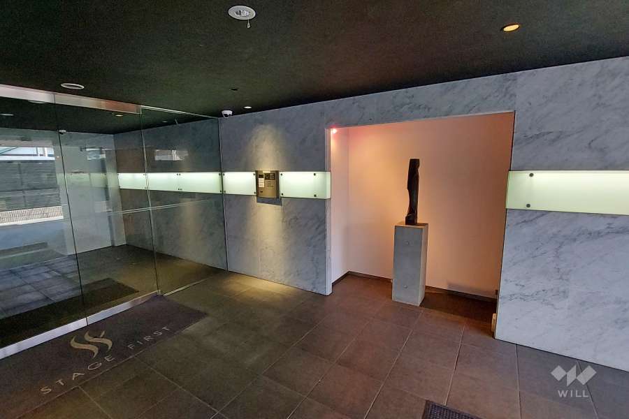 エントランスはオートロック付きです。