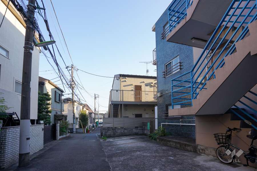敷地東側の前面道路（北側から）