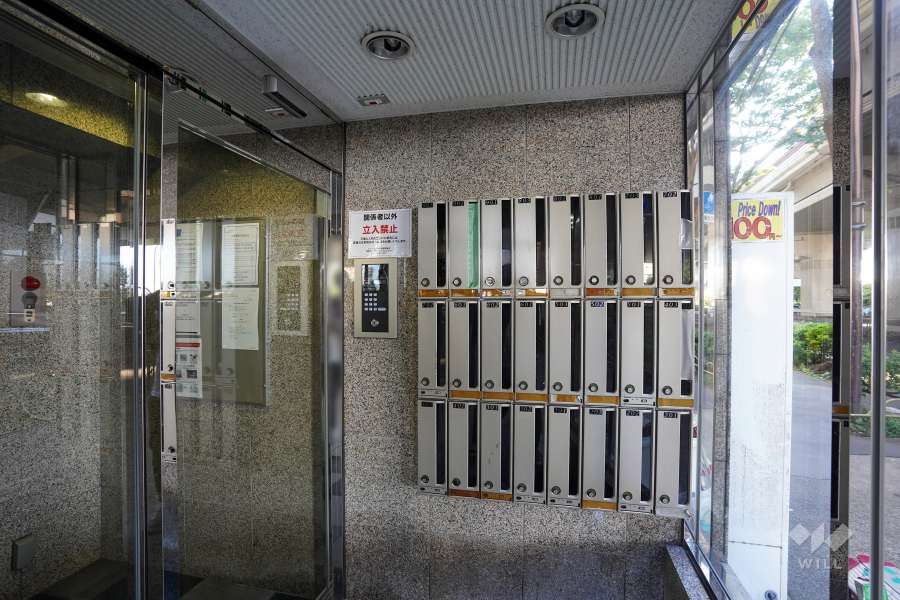 エントランスはオートロック付きです。