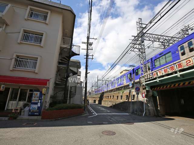 道を挟んで北側には阪神本線が走っています。