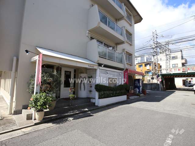 棟内東側に店舗部分があります。