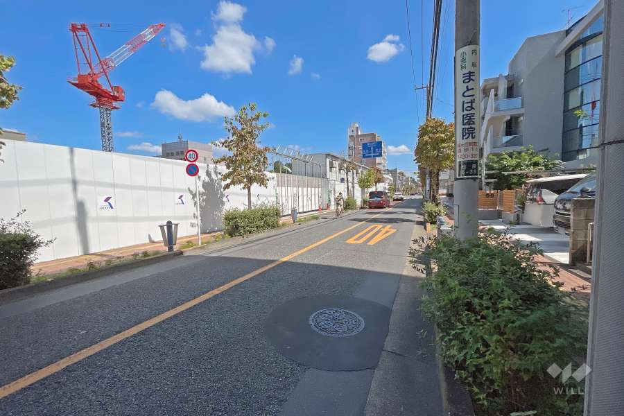 敷地北側の前面道路は赤堤通りです（西側から）。