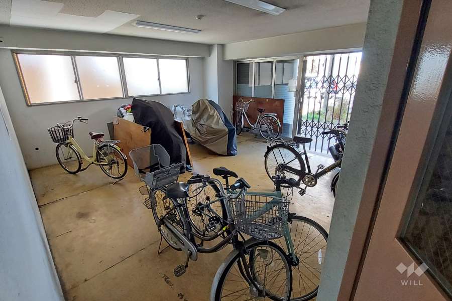 屋内に設けられた駐輪場