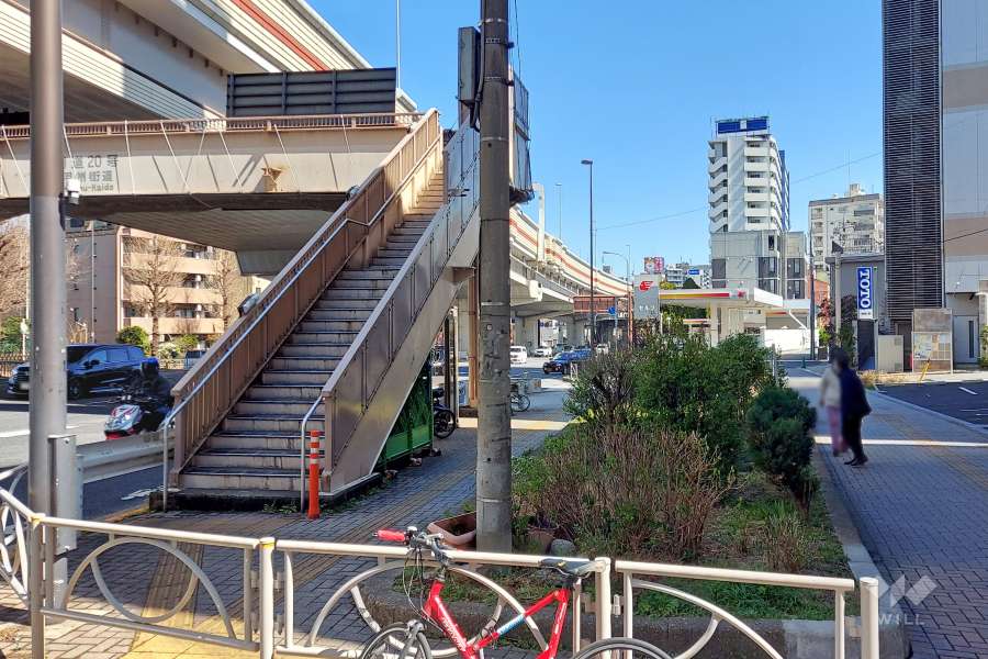 敷地北側の前面道路(西側から)