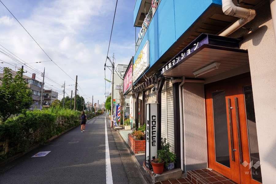 敷地西側の前面道路（南側から）