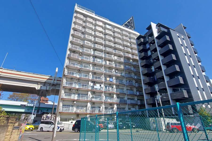 明大前フラワーマンションの外観（南側から）