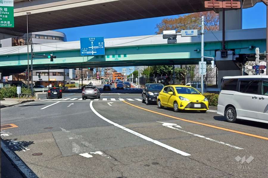 敷地南西側の前面道路（南側から）