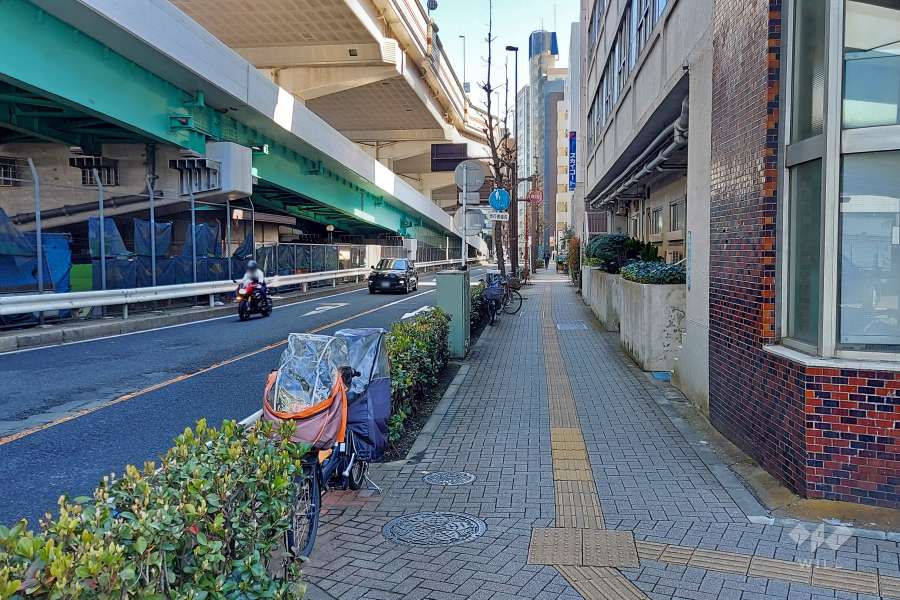 敷地北側は都道413号甲州街道が走っています。