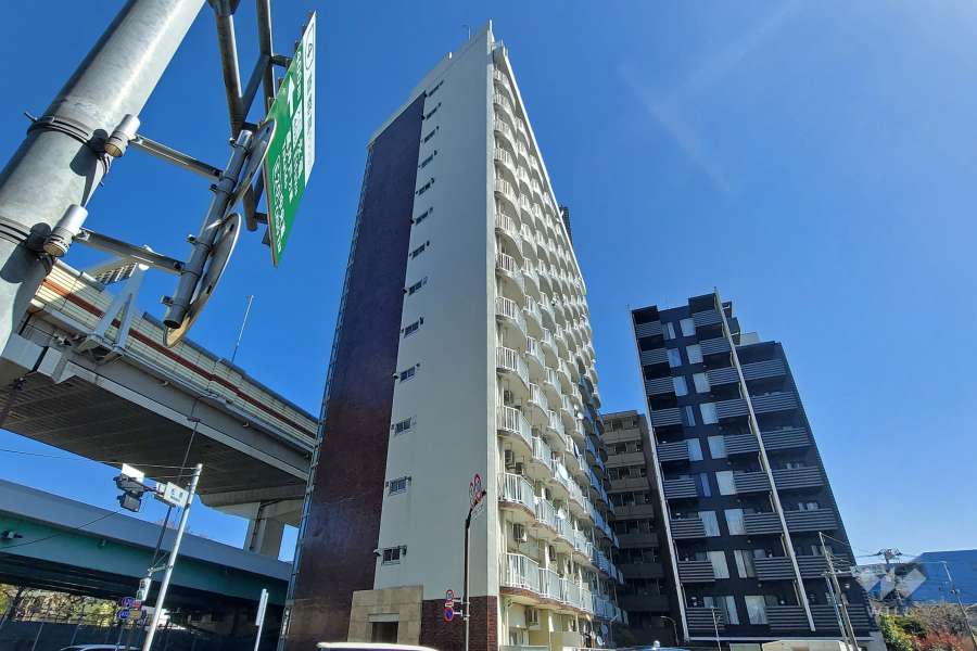 明大前フラワーマンションの外観（南西側から）