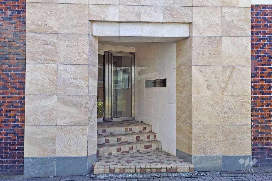 タイル張りのエントランス