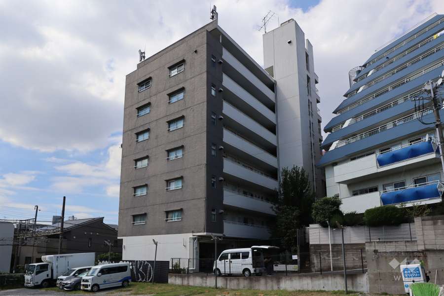 中銀明大前マンシオンの外観（南東側から）