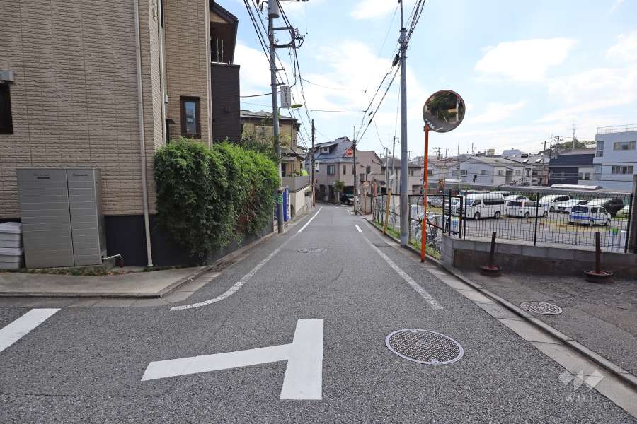 敷地東側の前面道路（北側から）