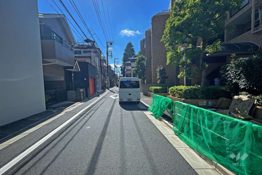 敷地東側の前面道路（北側から）