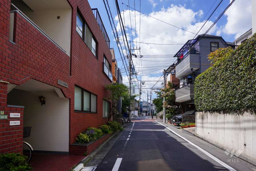 敷地北側の前面道路（東側から）