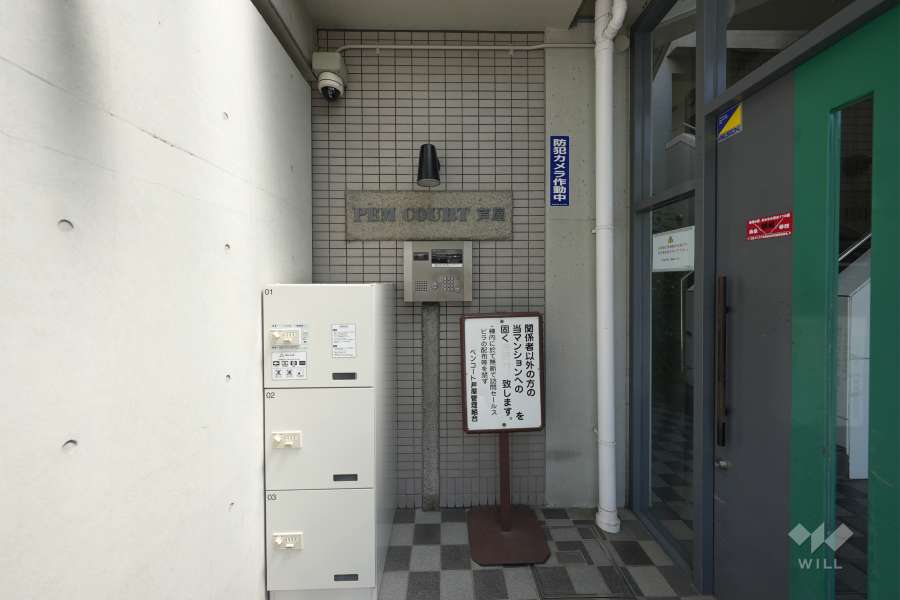 エントランスはオートロック付きです。宅配ボックスもあります。