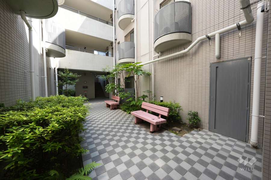 敷地中央に中庭があり、中庭は吹き抜けになっています。