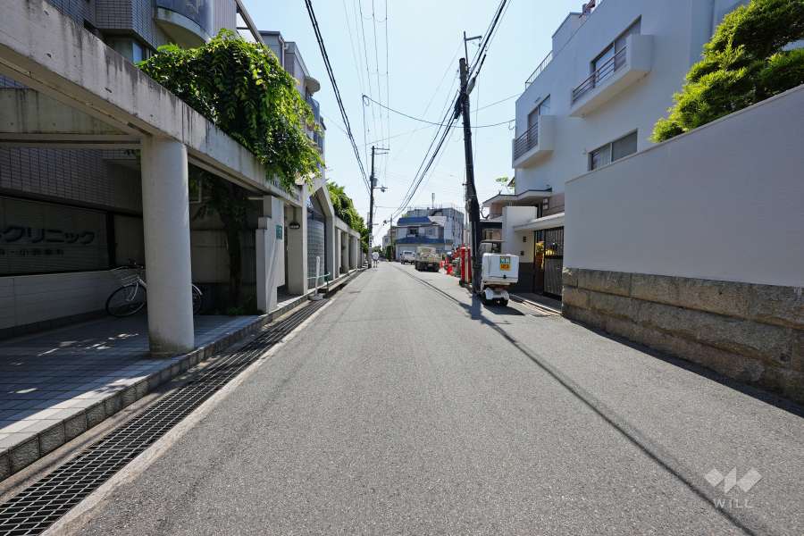 敷地北西側の前面道路(北東側から)