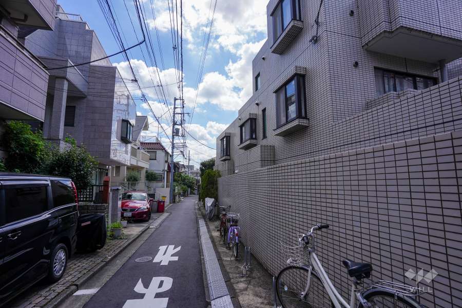 敷地東側の前面道路（北側から）