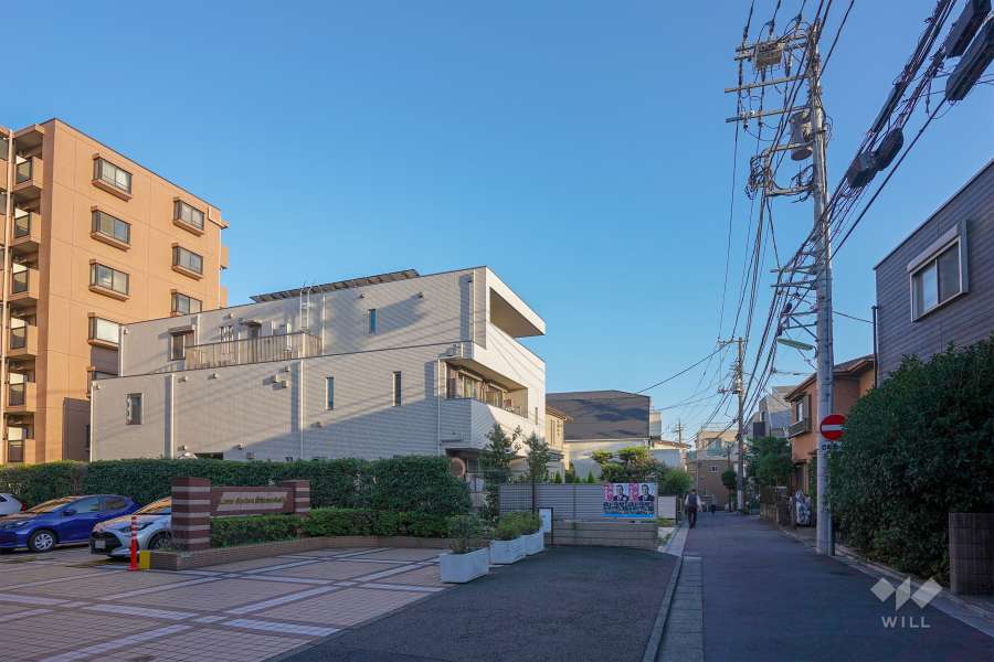 敷地西側の前面道路（北側から）