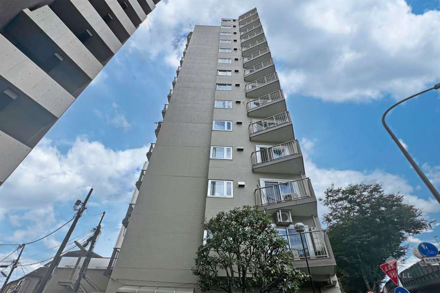 明大前グランドハイツの外観（東側から）