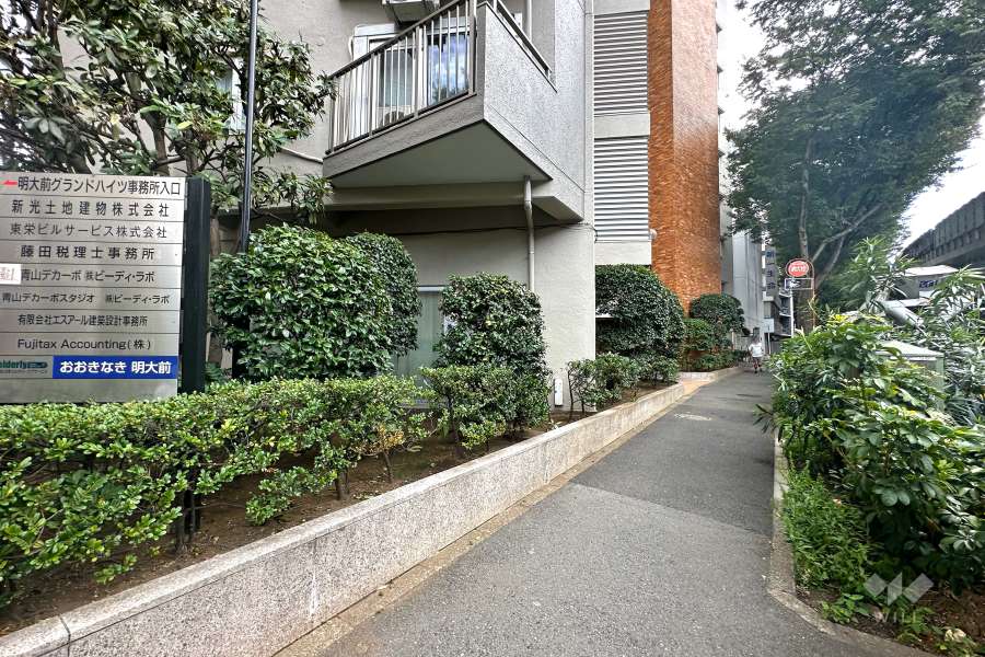 敷地北側の前面道路