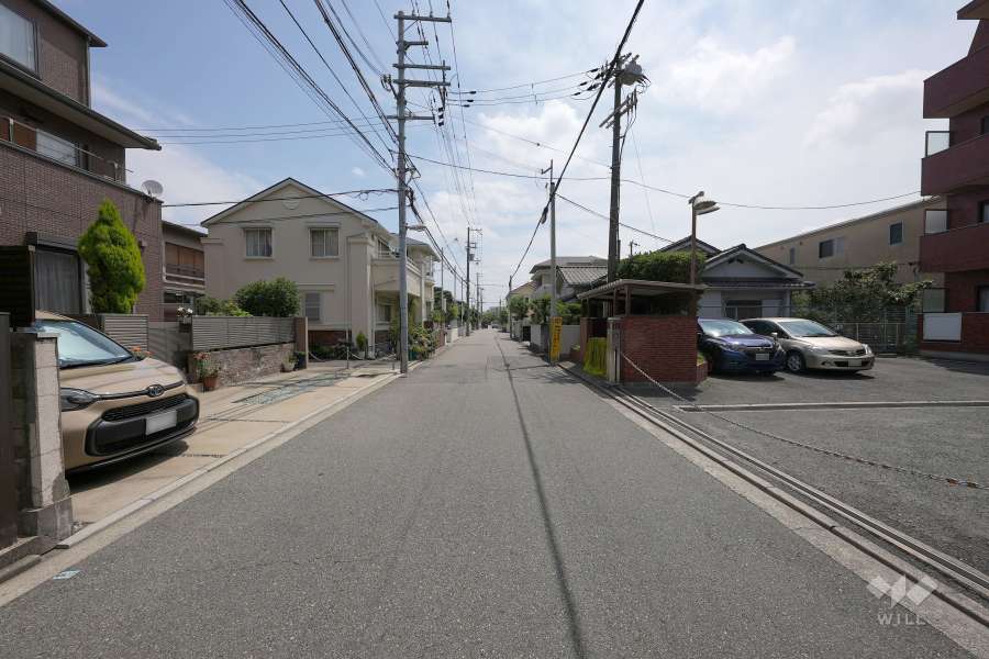 敷地北側の前面道路（西側から）