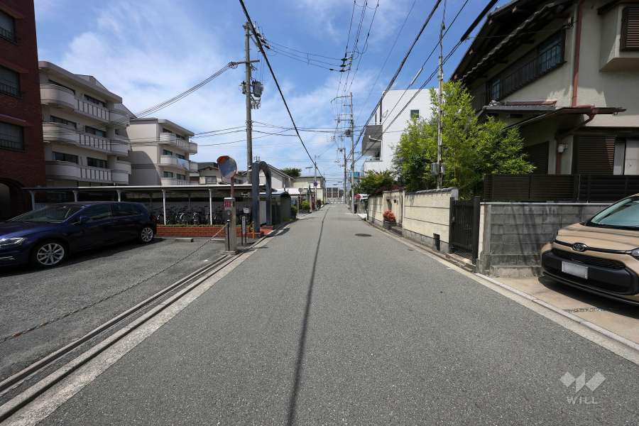 敷地北側の前面道路（東側から）