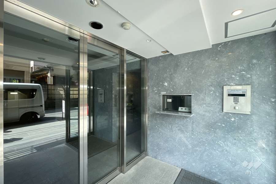 エントランスはオートロック付きです。