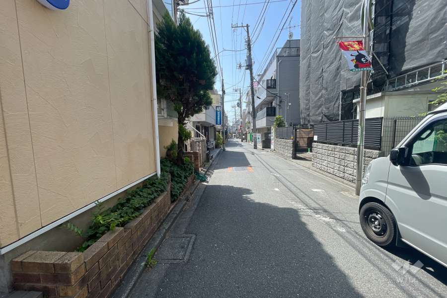 敷地東側の前面道路（北側から）