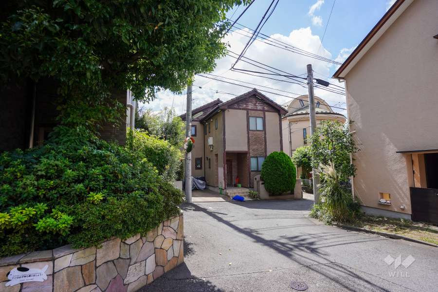 敷地西側の前面道路（北側から）