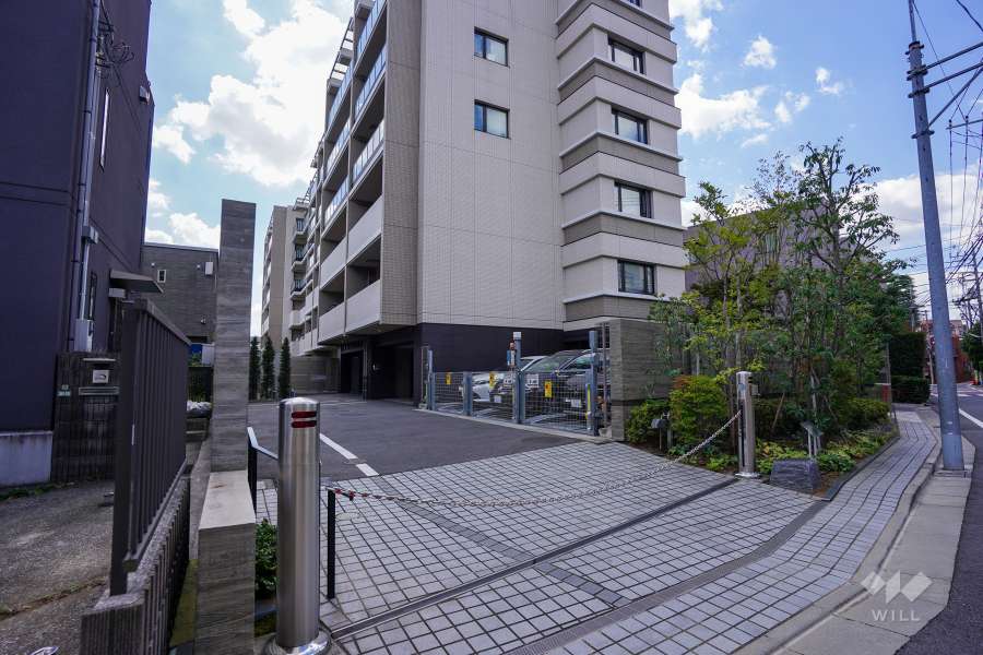 駐車場の出入り口（ロボットゲート付き）・敷地内駐車場（屋外機械式）