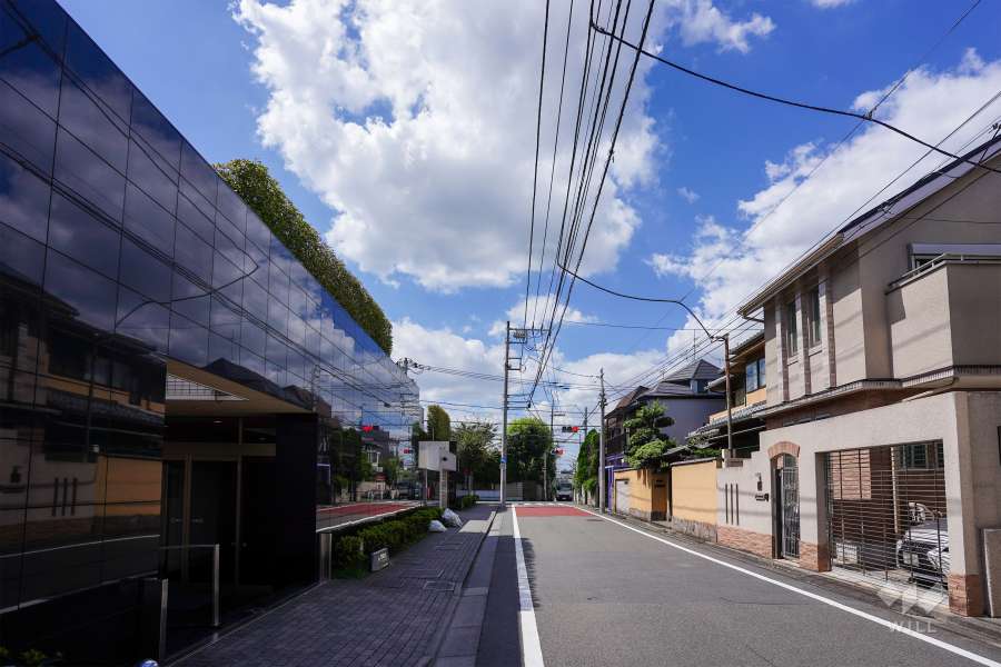 敷地北側の前面道路（東側から）