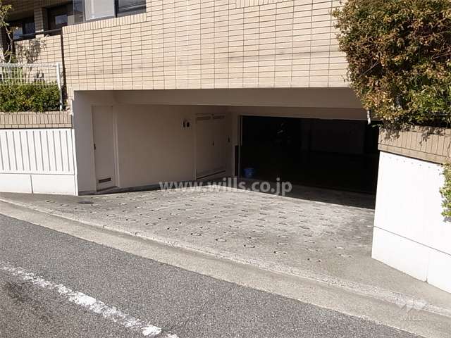 地階にある敷地内駐車場。地階からエレベーターで各フロアにアクセス出来ます。