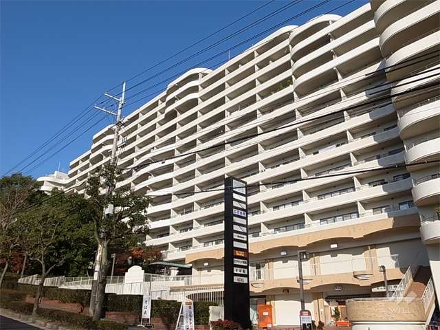 阪急逆瀬台アヴェルデ4番館の外観（南東から）　下層階には店舗が入っています。