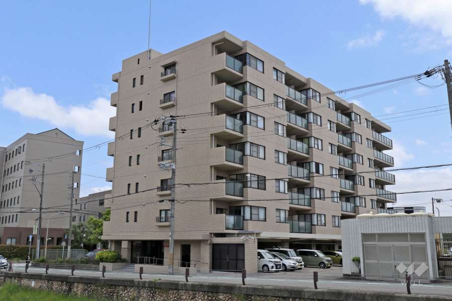フォルム逆瀬川の外観(南西側から)