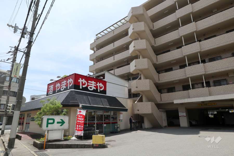 1階に一部店舗が入っています。