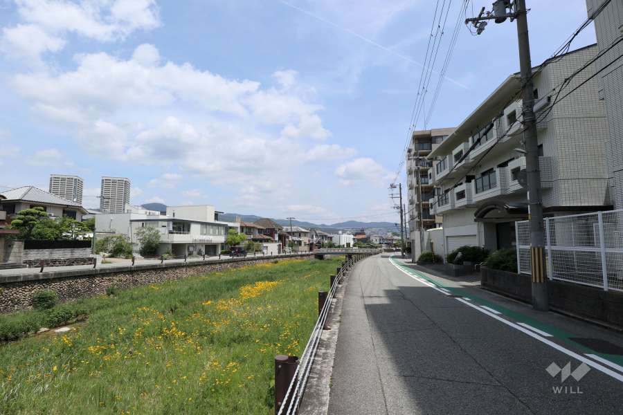 敷地の西側には逆瀬川が流れています。