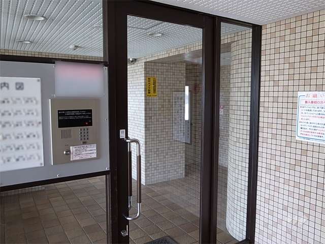 エントランスはオートロック付きです。