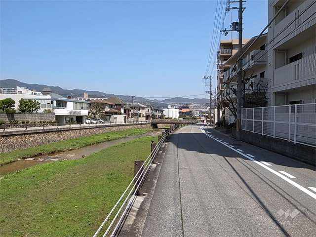 敷地の西側には逆瀬川が流れています。