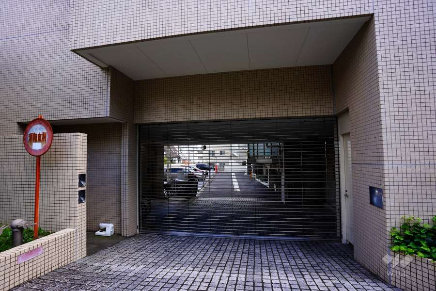 駐車場の出入り口（リングシャッター付き）・敷地内駐車場（屋外機械式）